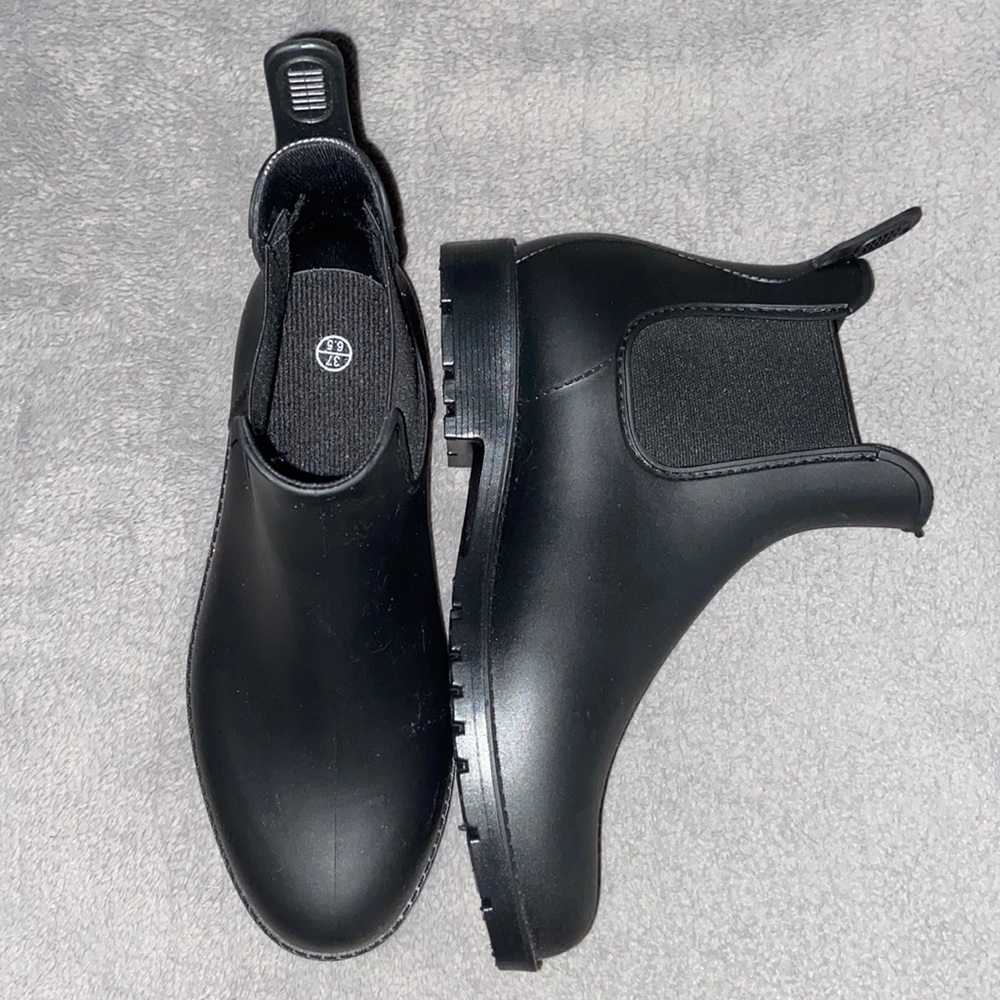 Ladies black rain boots. New without tags, excellent condition. Size 6 1/2.